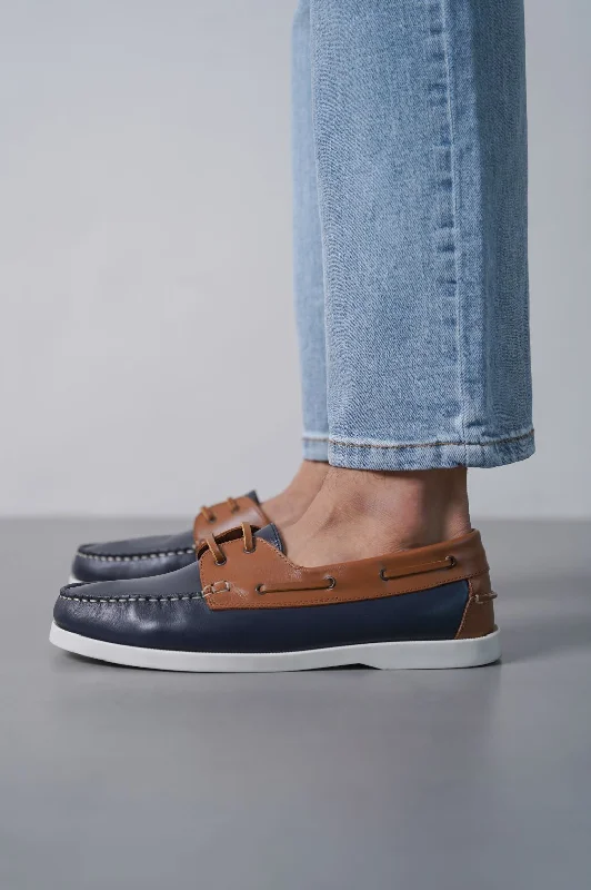 CONTRAST LEATHER BOAT SHOES