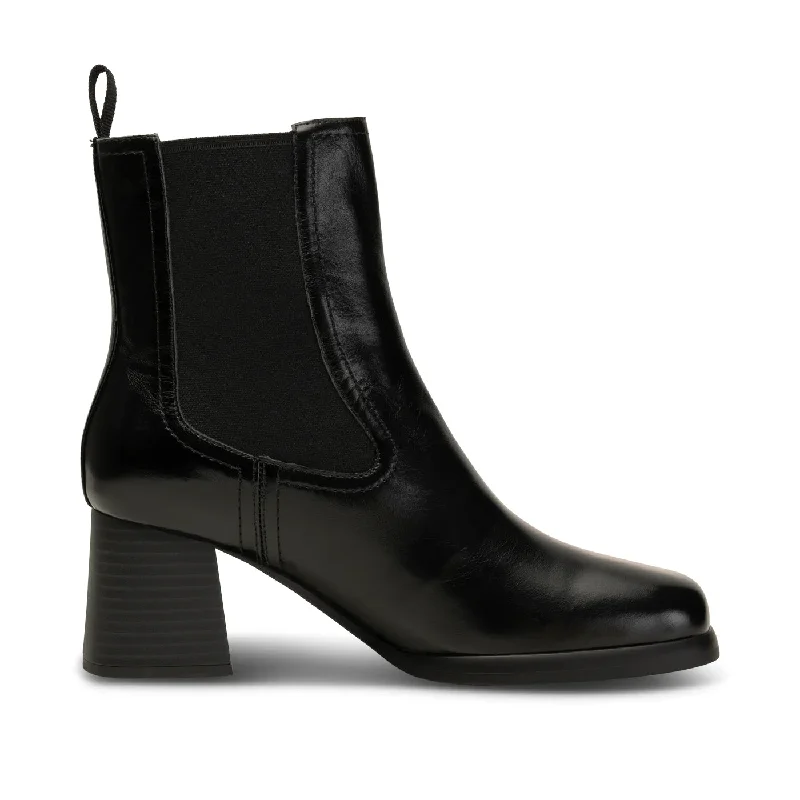 Lila Leather Chelsea Boots - Black